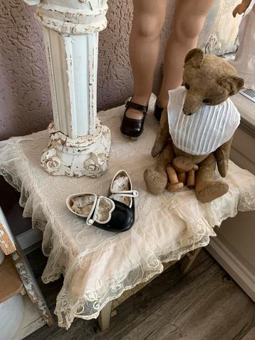 Leuke brocante zwarte lak babyschoentjes beschikbaar voor biedingen