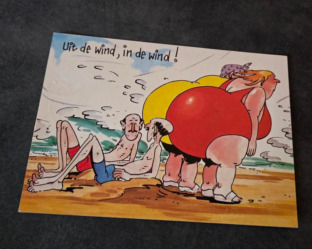 Mannen zitten uit de wind achter dikke billen vrouwen, Verzamelen, Ansichtkaarten | Themakaarten, Verzenden, 1980 tot heden, Gelopen