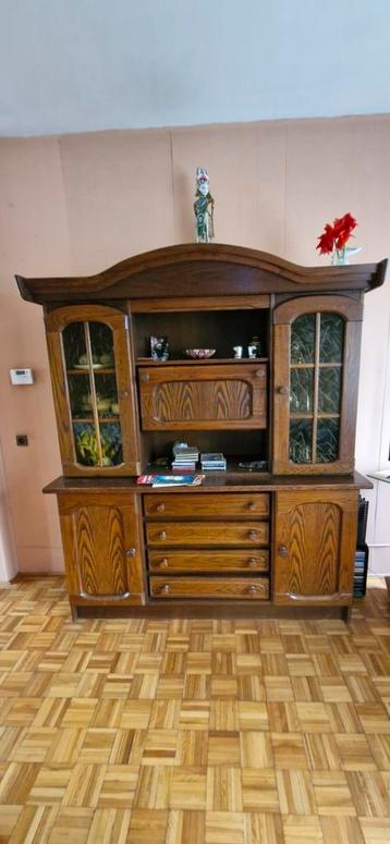 Mooie Houten Buffetkast met Glas beschikbaar voor biedingen