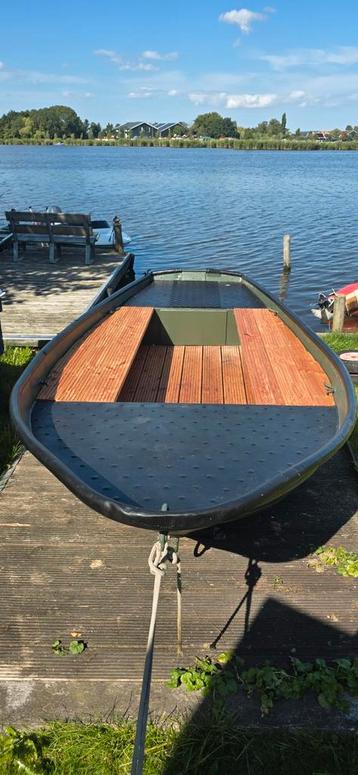 Stalen grachtenboot met elektrische buitenboordmotor beschikbaar voor biedingen