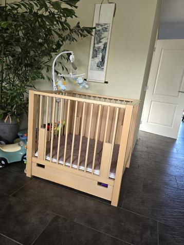 Eiken houten baby box met lade beschikbaar voor biedingen