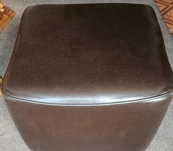 Lederen Hocker /Voetenbank Donker bruin of extra  zitplaats  beschikbaar voor biedingen