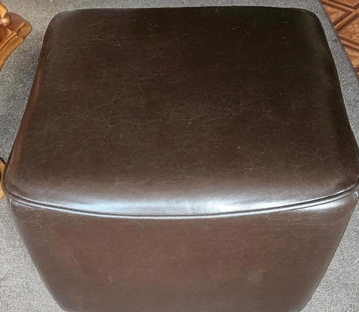 Lederen Hocker /Voetenbank Donker bruin of extra  zitplaats, Huis en Inrichting, Banken | Voetenbanken en Poefen, 50 tot 75 cm
