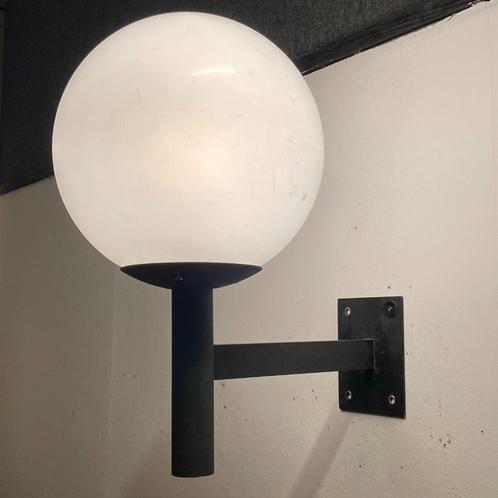 Grote wandlamp buitenlamp aluminium met kunststof bol Raak, Huis en Inrichting, Lampen | Wandlampen, Gebruikt, Kunststof, Metaal
