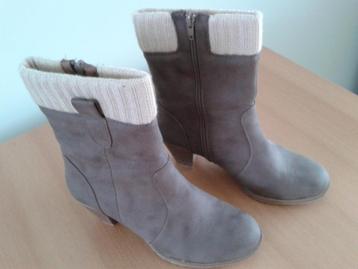 Dameslaarzen beschikbaar voor biedingen