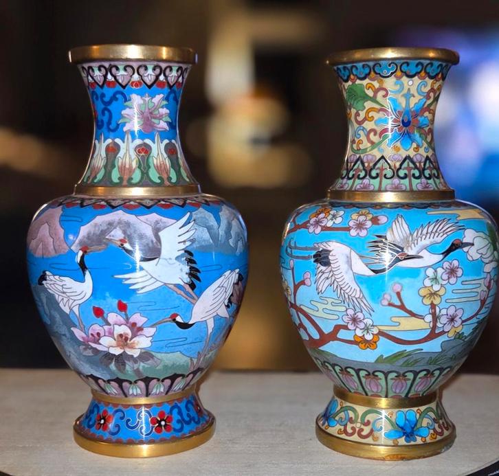 Twee Cloisonné Vazen met Kraanvogels, Antiek en Kunst, Antiek | Vazen, Ophalen of Verzenden