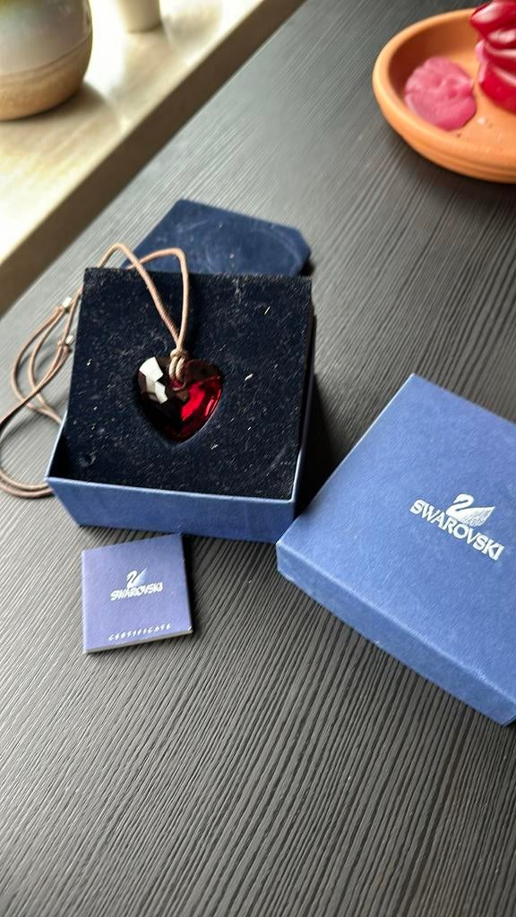 Swarovski Hart Ketting - Rood Kristal, Sieraden, Tassen en Uiterlijk, Kettinghangers, Glas of Kristal, Ophalen of Verzenden, Zo goed als nieuw