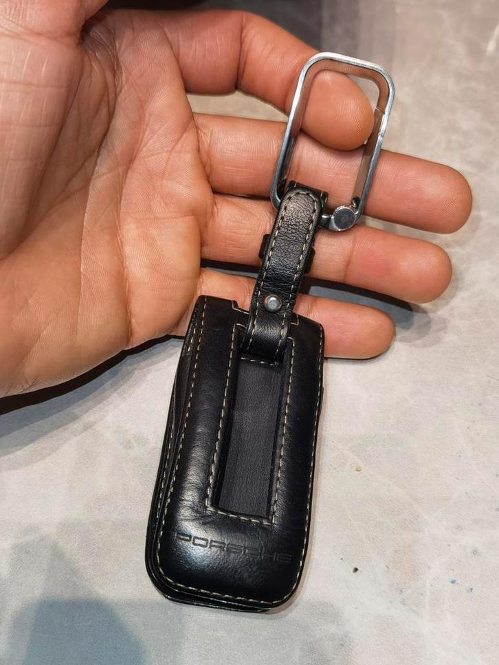 Origineel porsche sleuteletui van echt leder / sleutelhoes, Verzamelen, Sleutelhangers, Zo goed als nieuw, Merk, Ophalen of Verzenden