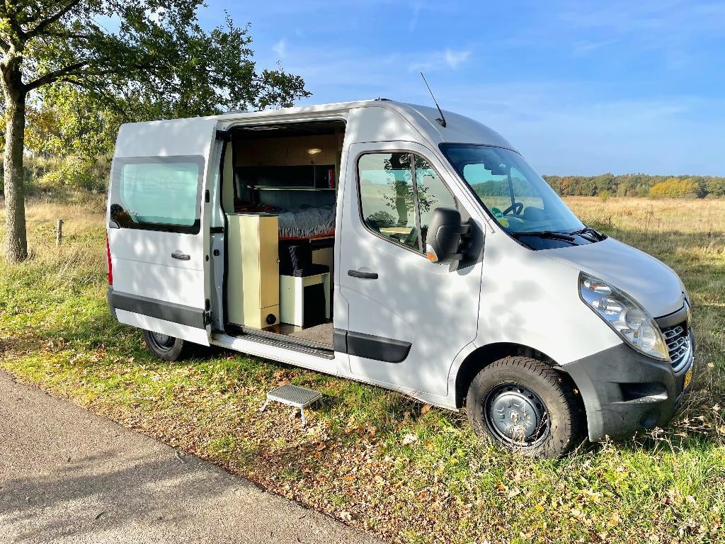 Compacte Renault Master L2H2 camper kampeerbus -automaat-, Caravans en Kamperen, Chemisch toilet, Buscamper of Camperbus, Koelkast