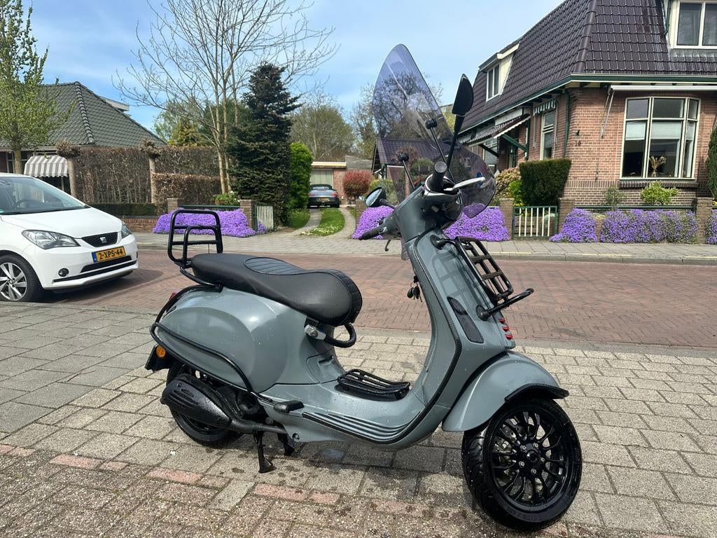 Vespa Sprint custom Chalk grey, Ophalen of Verzenden, Zo goed als nieuw, Benzine, Vespa LX