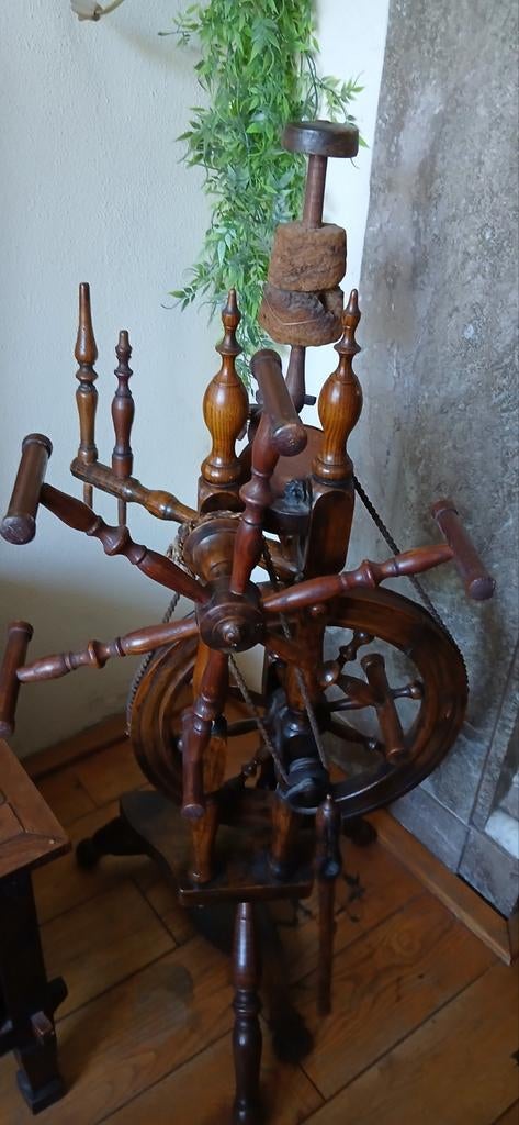 Antiek houten spinnewiel - Decoratief en functioneel, Hobby en Vrije tijd, Spinnewielen en Spinnen, Gebruikt, Spinnewiel, Ophalen of Verzenden