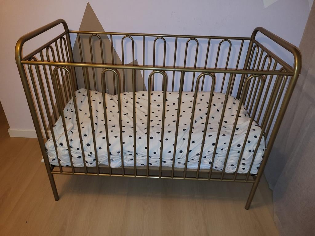 Goudkleurig peuterbedje, in hoogte verstelbaar. Moet weg!!, Ophalen, Minder dan 140 cm, Minder dan 70 cm, Matras