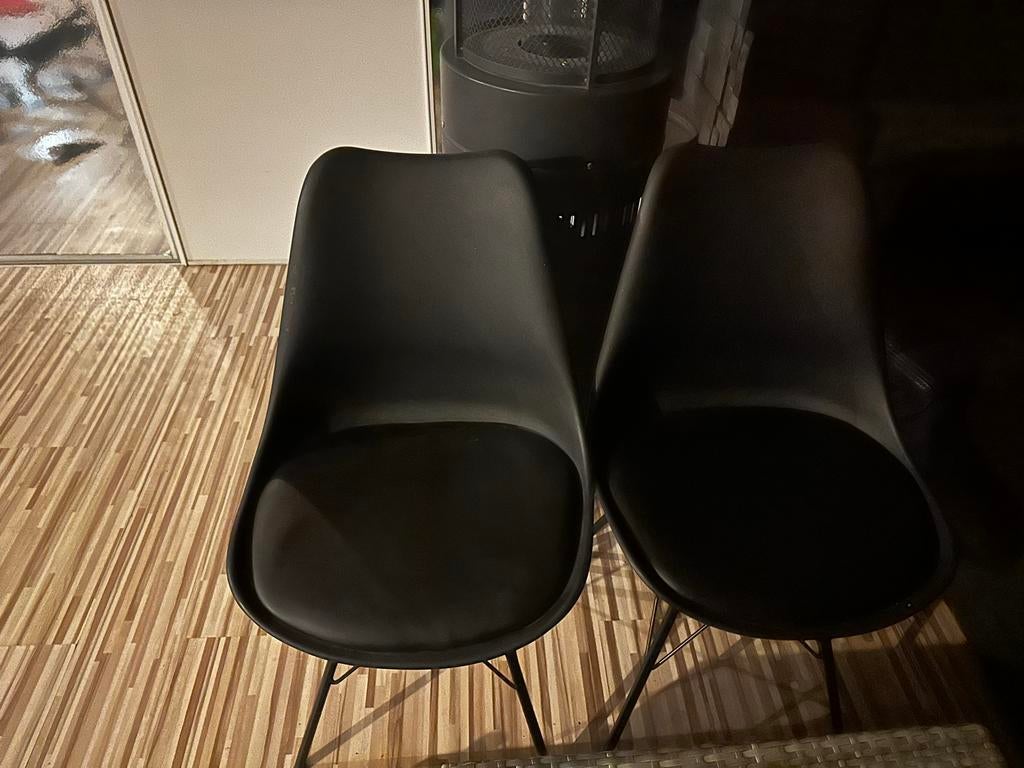 3 zwarte kuipstoelen met metalen onderstel, Kunststof, Gebruikt, Drie, Zwart