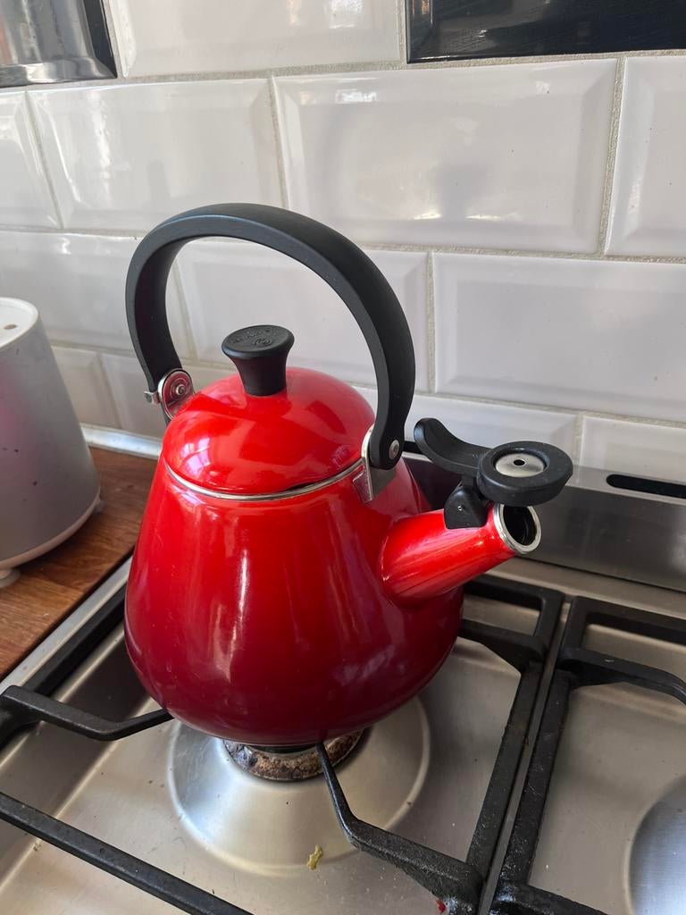 Fluitketel le creuset rood, 2 liter of meer, Ophalen of Verzenden, Zo goed als nieuw