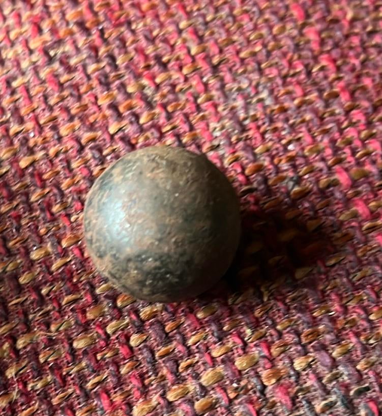 Bodemvondst ….Kleine IJzeren Kanonskogel, Verzamelen, Militaria | Algemeen, Ophalen of Verzenden, Landmacht, Hulzen of Bodemvondsten