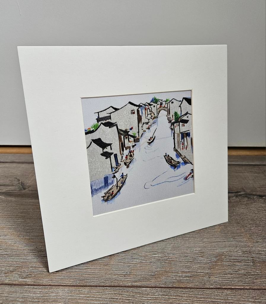 CHINEES BORDUURWERK | Kanaal door dorpje, Antiek en Kunst, Ophalen of Verzenden