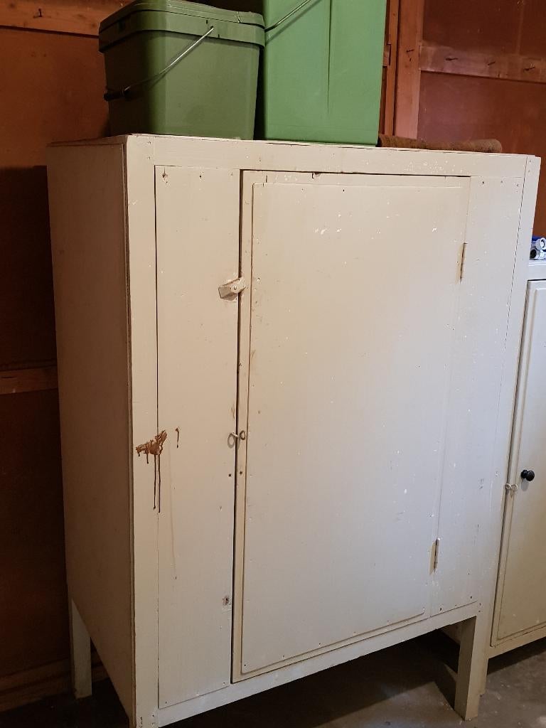 Kastje op poten.         Oudje.           Breedte: 100 cm., Huis en Inrichting, Kasten | Overige, Ophalen of Verzenden, Gebruikt