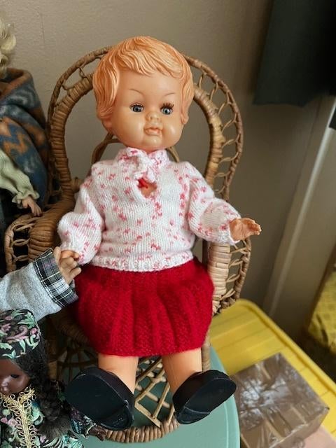 Pop met zelfgemaakte kleding in rietenstoel, Verzamelen, Ophalen of Verzenden, Gebruikt, Pop