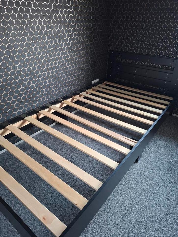 Zwart bedframe met hoofdbord, bewerkt hout, 100x200 cm, Huis en Inrichting, Slaapkamer | Bedden, Eenpersoons, Hout, Zwart, Ophalen