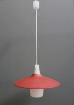 50 60 jaren hang lamp melkwit kelk glas + rode kunststof kap, Gebruikt, Vintage, Ophalen of Verzenden, Glas