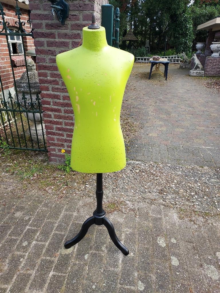 Vintage groene paspop op zwart driespant., Ophalen