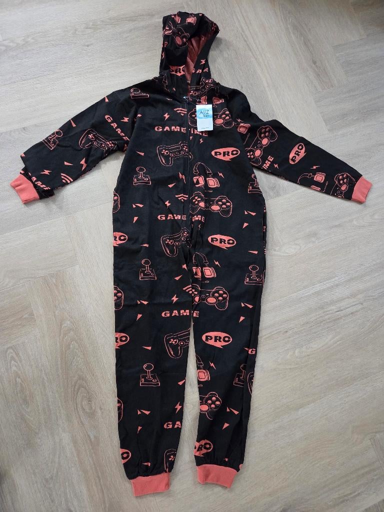 Onesie game zwart/oranje mt 158, Kinderen en Baby's, Kinderkleding | Maat 158, Ophalen of Verzenden, Nieuw, Jongen of Meisje, Overige typen