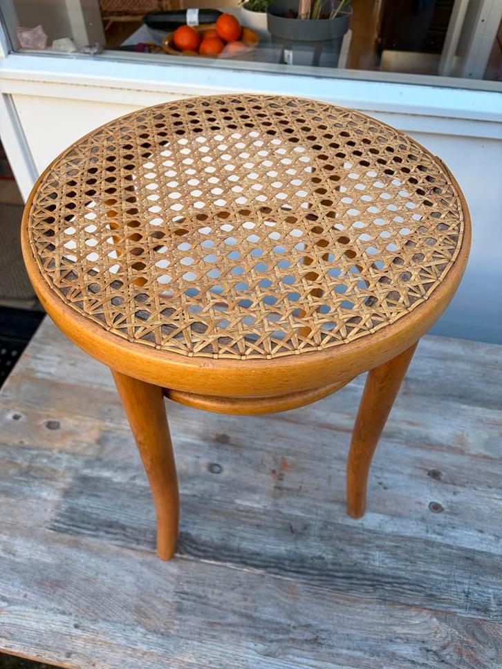 Vintage Thonet krukje met webbing zitting, Huis en Inrichting, Krukjes, Gebruikt, Hout, Ophalen of Verzenden