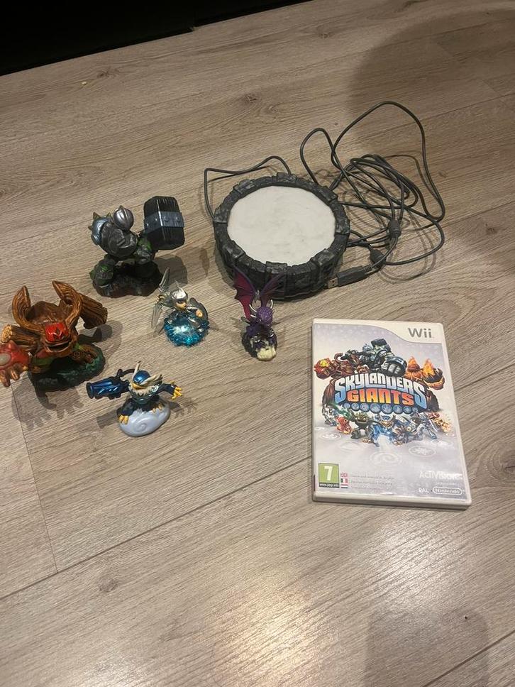 Skylanders giants met portal en poppetjes / figuren, Spelcomputers en Games, Games | Nintendo Wii, Zo goed als nieuw, Avontuur en Actie
