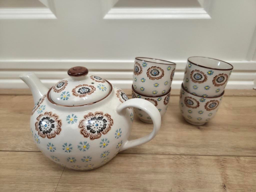 Theepot met 4 kopjes, handgeschilderd, Huis en Inrichting, Keuken | Servies, Ophalen, Zo goed als nieuw, Overige stijlen, Overige typen