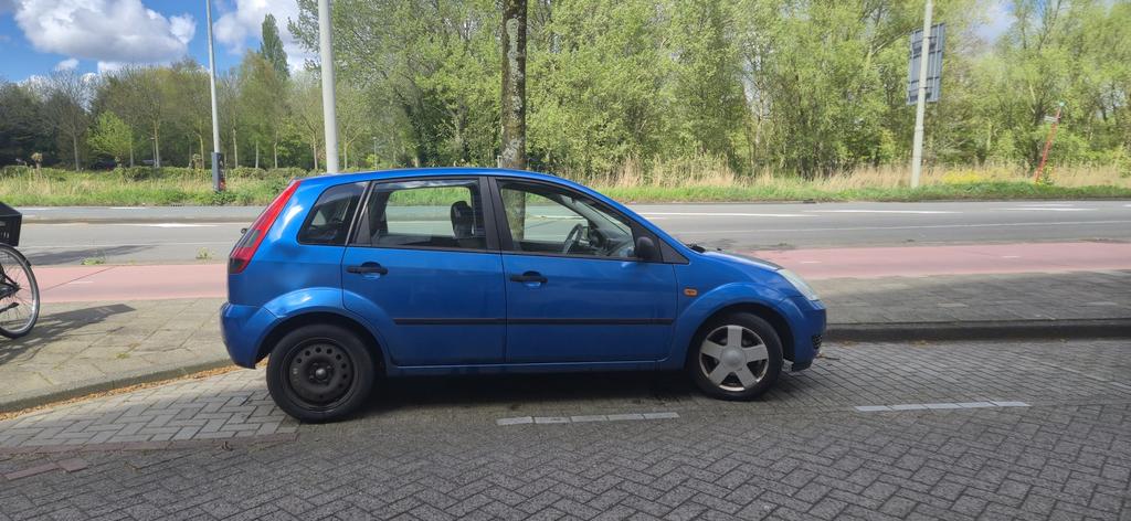 Ford Fiësta 1.3 8V 5DR 2005 Blauw, Auto's, 1299 cc, Stof, 40 €/maand, Zwart