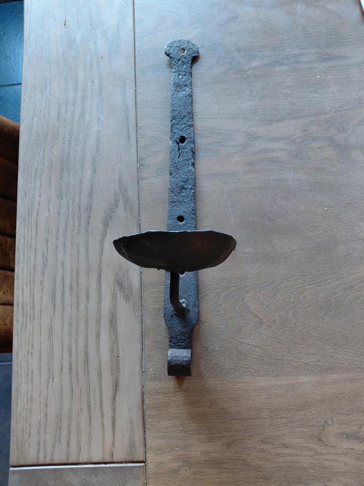 Vintage brutalist gietijzeren wandkandelaar, Antiek en Kunst, Antiek | Kandelaars, Overige materialen, Ophalen of Verzenden