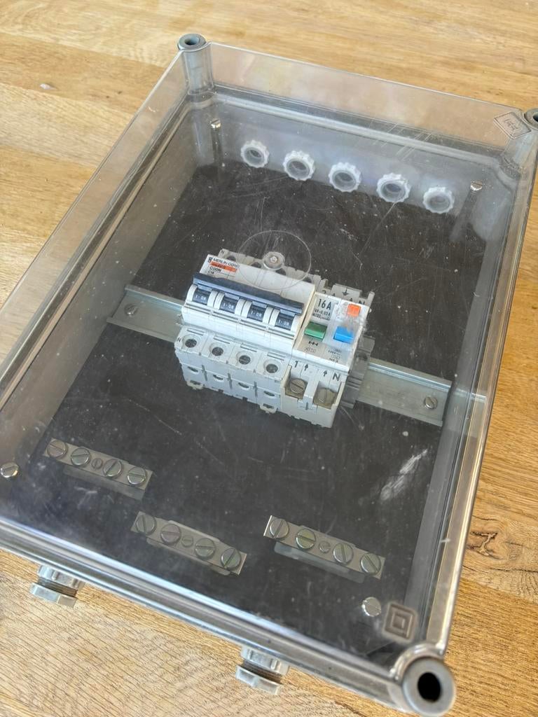 Merlin Gerin (Schneider Electric) Behuizing met 16A Automaat, Ophalen, Gebruikt, Overige typen