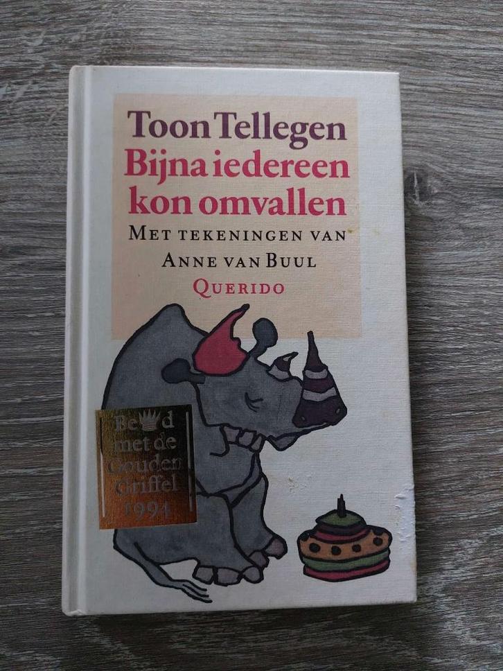 Toon Tellegen - Bijna iedereen kon omvallen, Boeken, Gedichten en Poëzie, Zo goed als nieuw, Ophalen of Verzenden