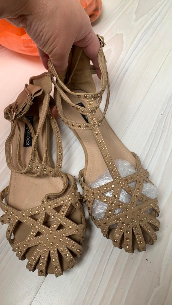 Lucky Shoes Sandalen met studs - Zo goed als nieuw, Kleding | Dames, Schoenen, Ophalen of Verzenden, Zo goed als nieuw, Beige