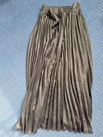Nieuwe lange zwarte satijnen plissé rok, Maat 38/40 (M), Zwart, Nieuw, Ophalen of Verzenden