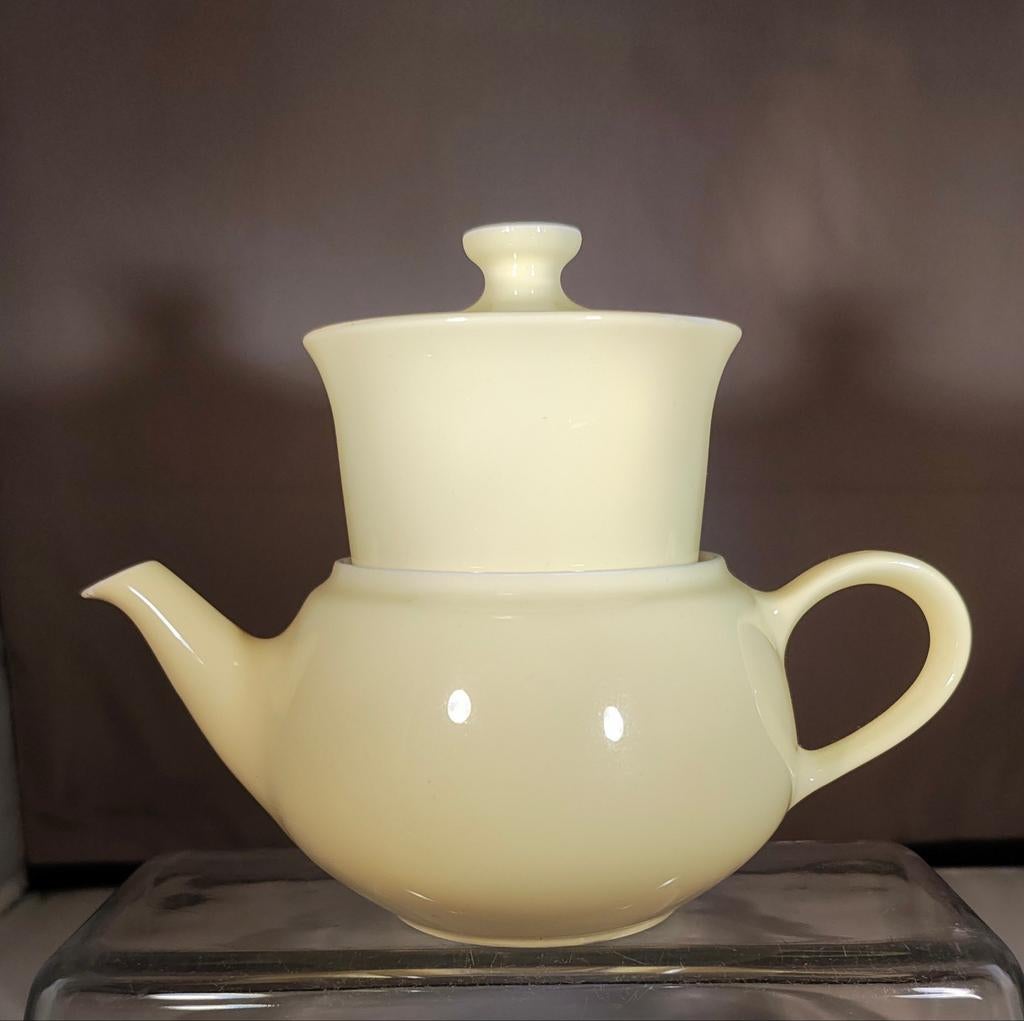 Maastrichts aardewerk pastel theepotje model Utrecht 90, Ophalen of Verzenden