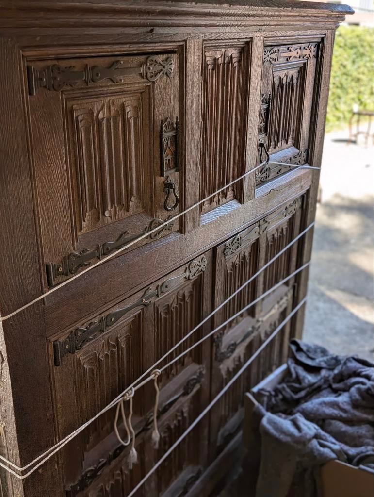 Antieke gotische eikenhouten kast €800., Ophalen