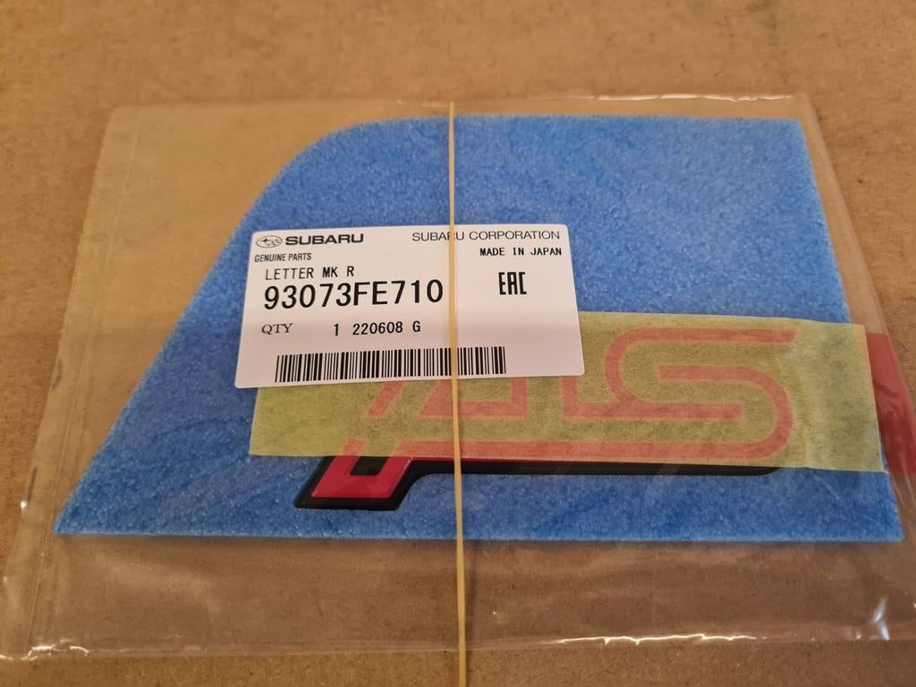 subaru impreza sti pink kofferbak badge oem 93073FE710 STI, Ophalen of Verzenden