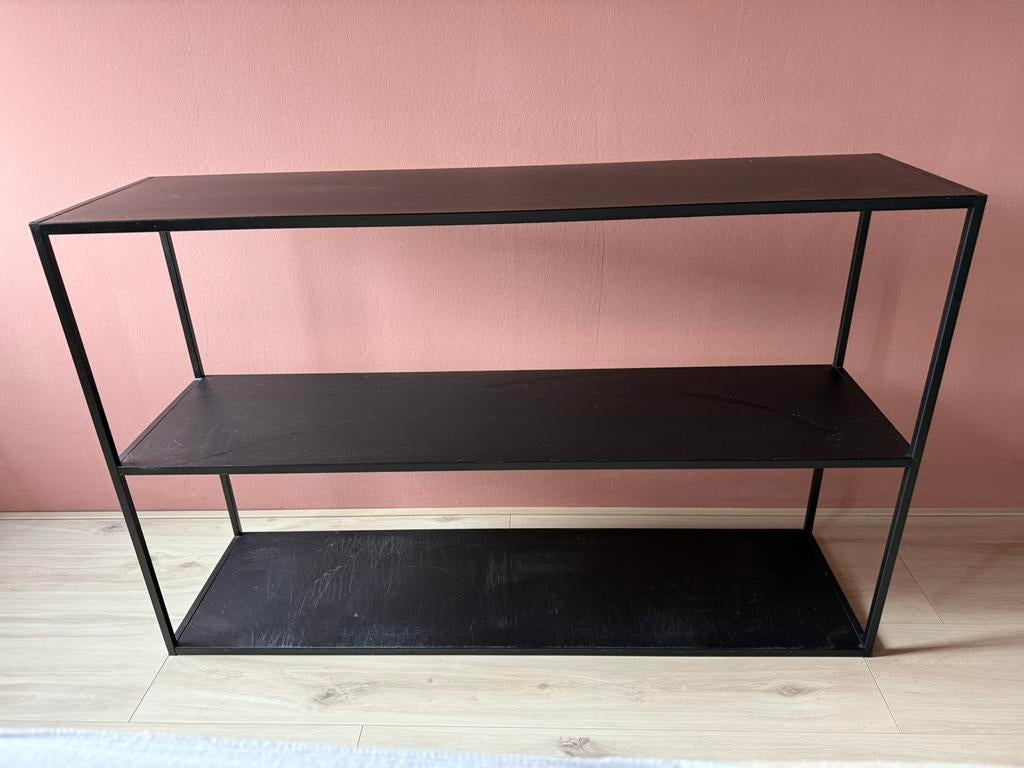 Zwarte sidetable, Huis en Inrichting, Tafels | Sidetables, 100 tot 150 cm, Ophalen of Verzenden, Zo goed als nieuw, Metaal