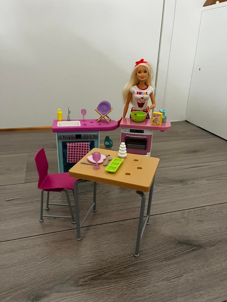 Barbie mini bakkerij + vaatwasser, tafel en stoel, Ophalen of Verzenden, Nieuw, Barbie