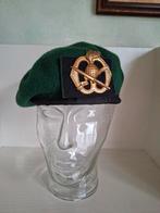Groene baret compleet met embleem/ Korps Commando Troepen/ K, Ophalen of Verzenden, Landmacht, Nederland, Embleem of Badge
