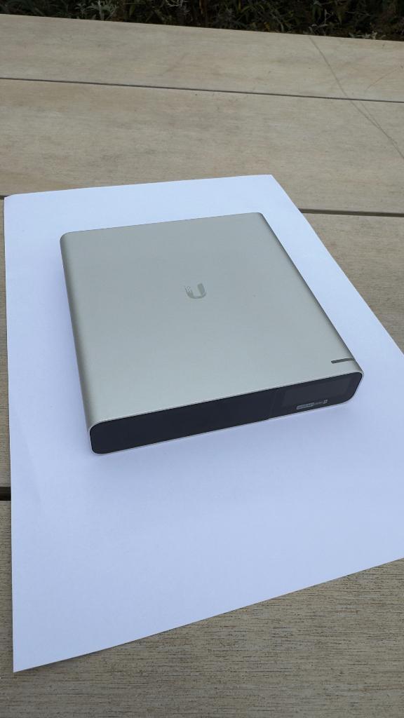 Ubiquiti UniFi CloudKey Gen2 Plus, Computers en Software, Accesspoints, Gebruikt, Ophalen of Verzenden