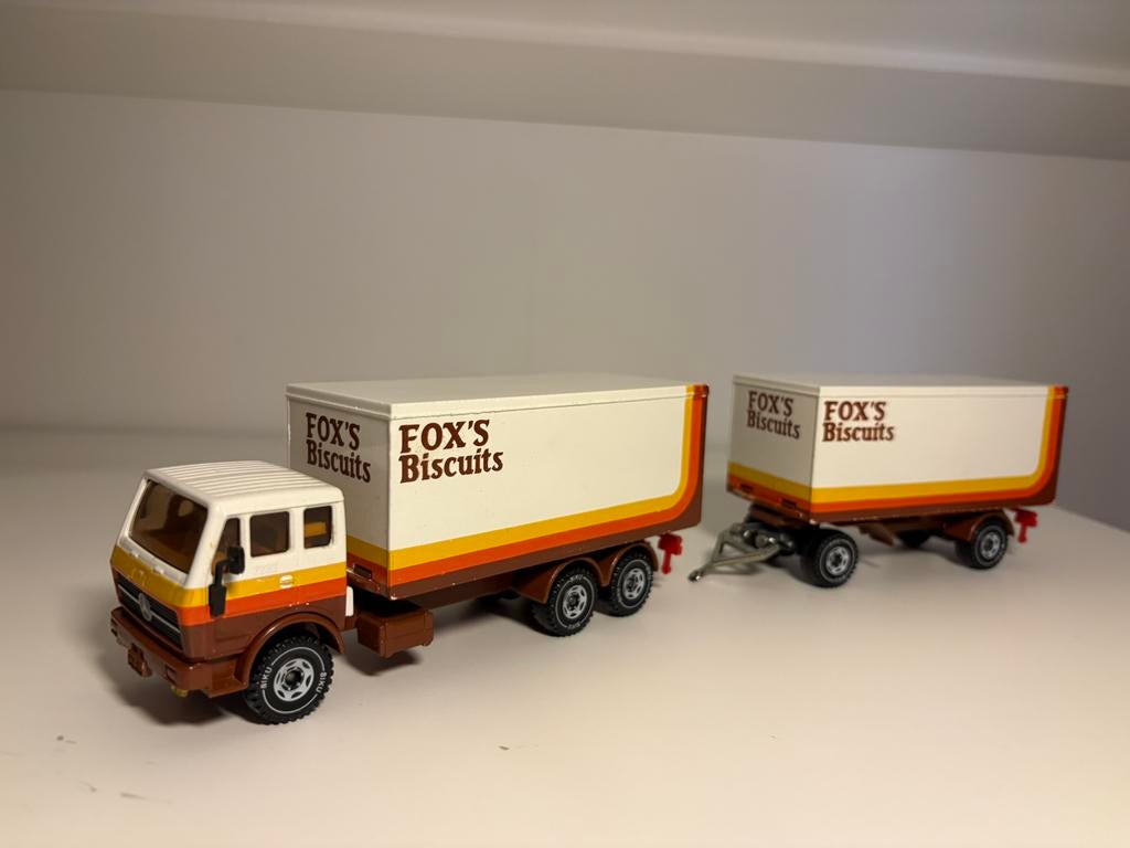 Siku 3714 mercedes Fox’s Biscuits, Hobby en Vrije tijd, Modelauto's | 1:50, Ophalen of Verzenden, Zo goed als nieuw, Bus of Vrachtwagen