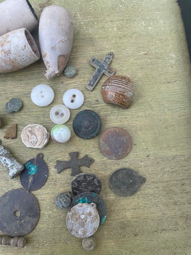 Kavel bodemvondsten: heilige, kruisjes, knopen, penningen, Verzamelen, Ophalen of Verzenden, Gebruikt