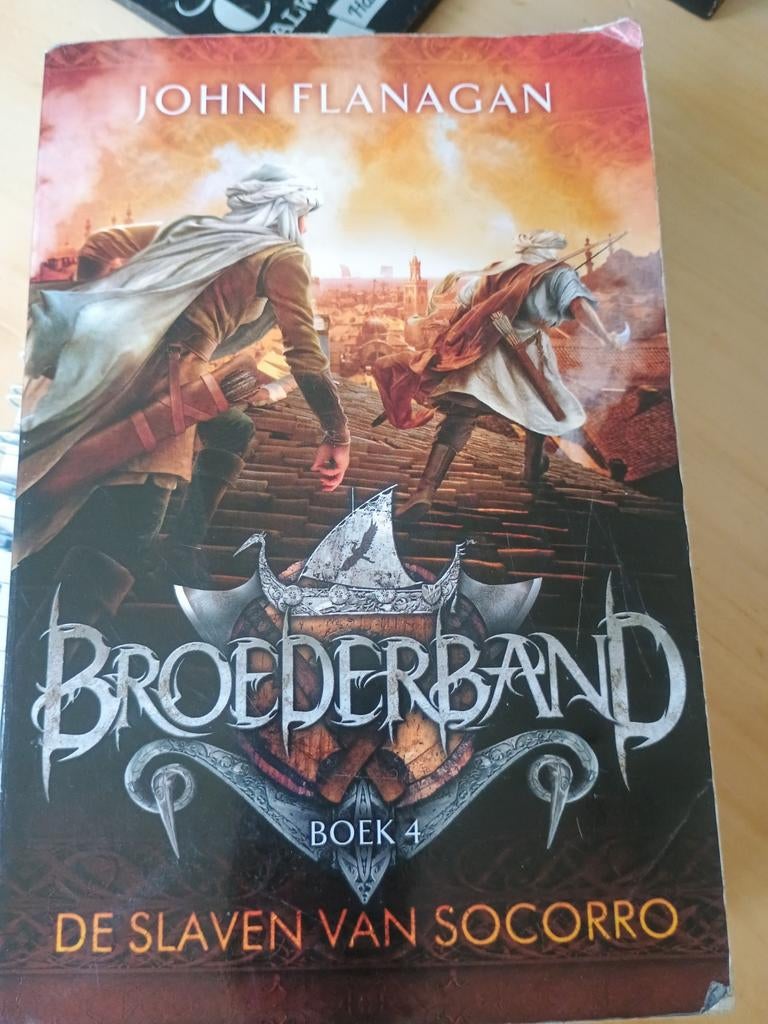 John Flanagan - De slaven van Socorro, Boeken, Ophalen of Verzenden, Zo goed als nieuw, John Flanagan