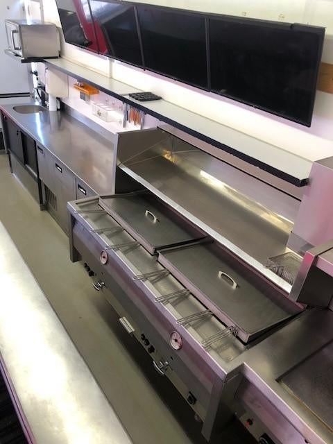 Vredeveld verkoopwagen  8.5 m ,  friet /Vis/foodtruck/enz, Zakelijke goederen, Partijgoederen en Retail | Verkoopwagens, Ophalen