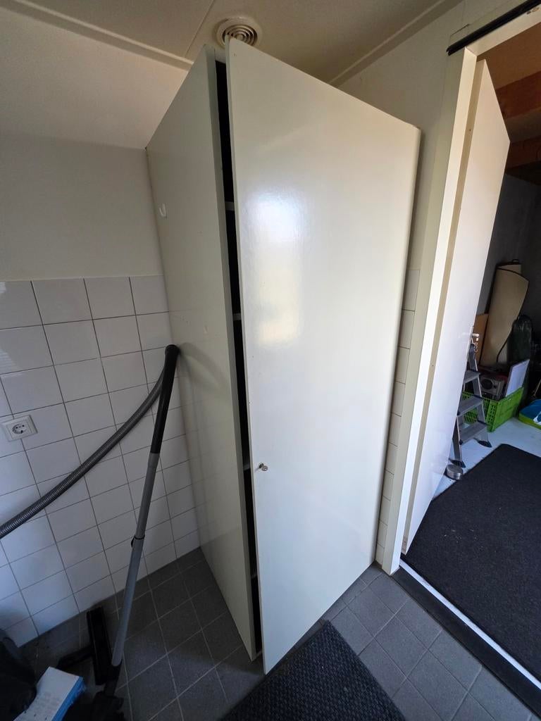 Degelijke houten kast voor werkplaats of garage, Ophalen