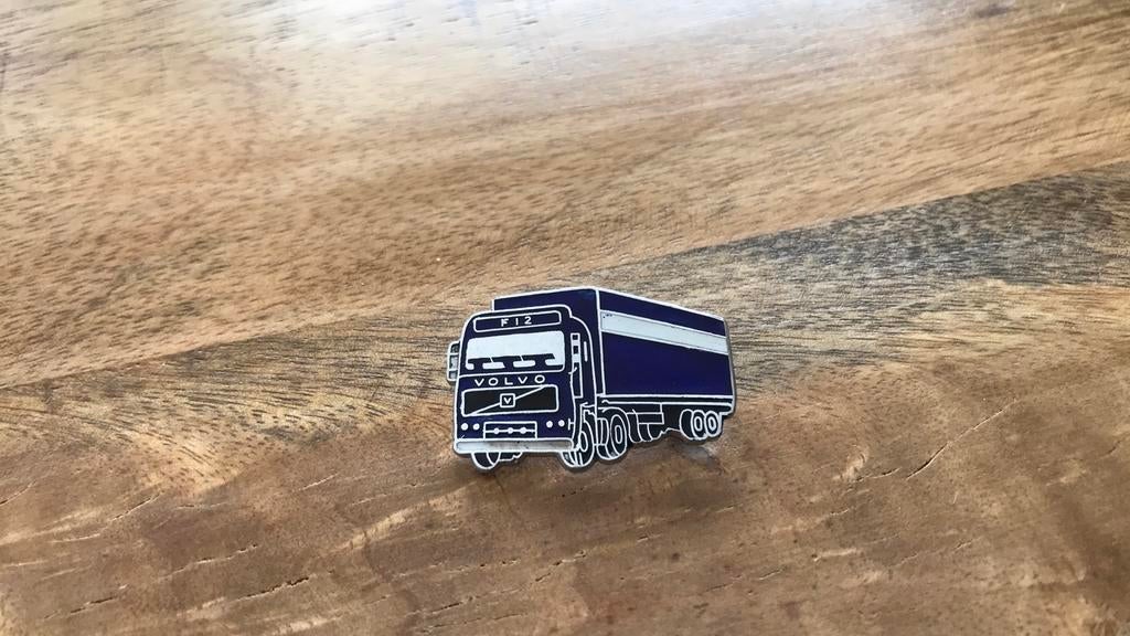 Volvo spelt zilver,zwart,blauw,wit emaille €7,50., Hobby en Vrije tijd, Modelauto's | 1:87, Ophalen of Verzenden, Nieuw, Auto