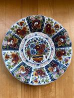 Twee schotels gekleurd aardewerk van "Oud Delft" Nijmegen, Antiek en Kunst, Ophalen