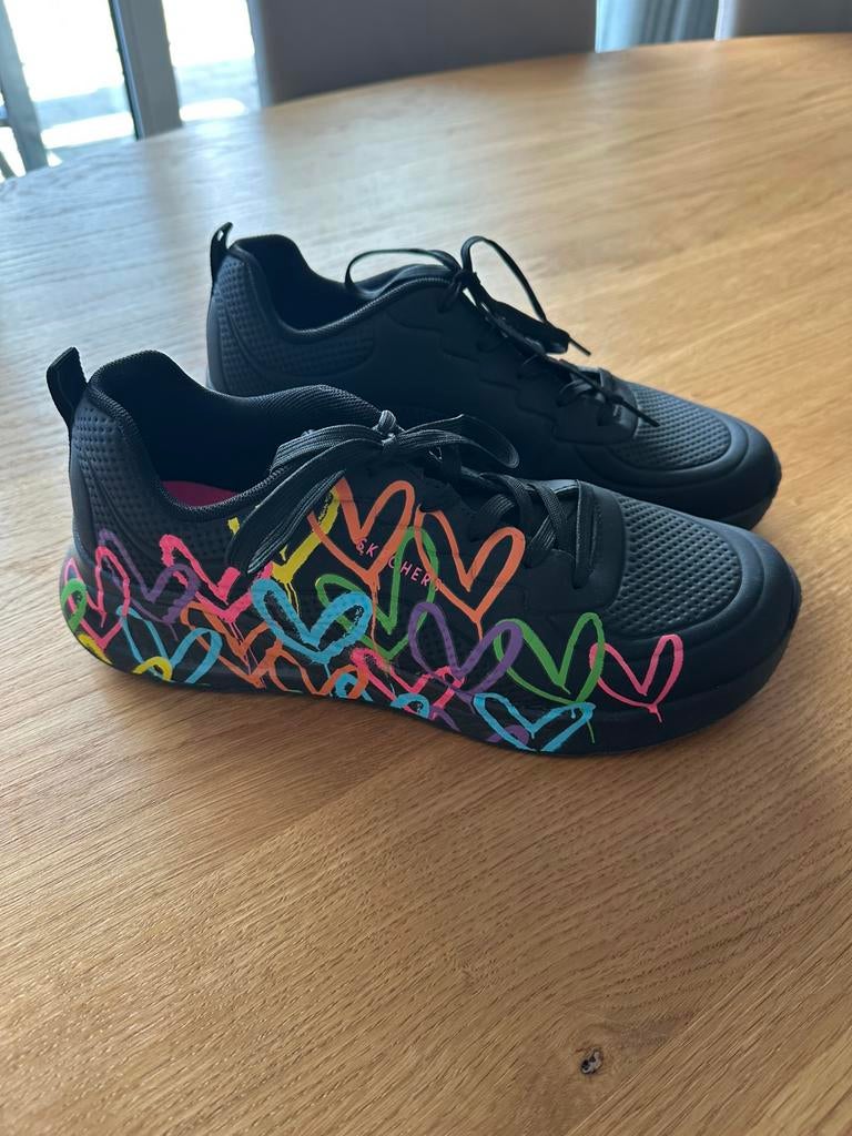 Skechers X JGoldcrown Uno Lite Spread The Love  maat 41, Kleding | Dames, Schoenen, Ophalen of Verzenden, Zo goed als nieuw, Overige typen